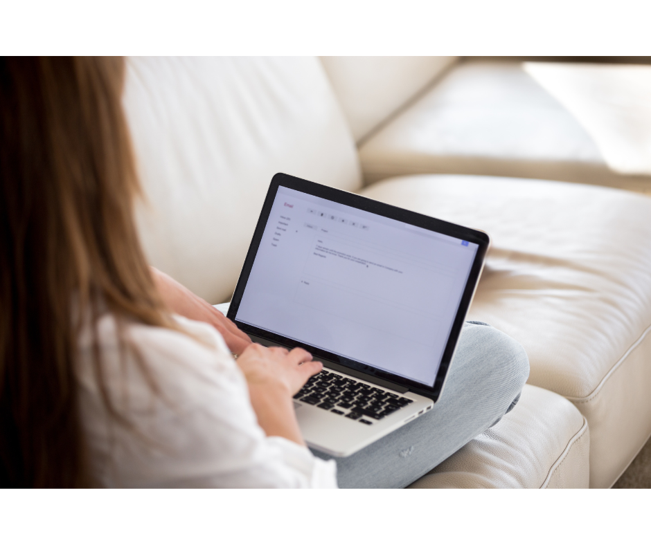 kobieta pisząca maila na laptopie